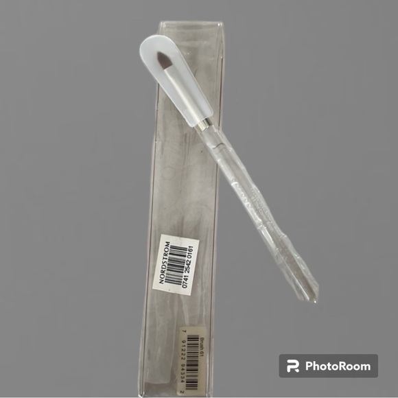 Trish McEvoy Brush The Corner Brush 61 - Picture 8 of 8